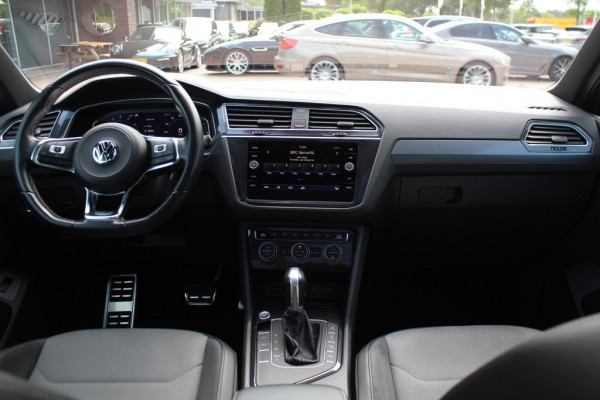 Volkswagen Tiguan 1.4 TSI ACT Highline 3x R-Line / Trekhaak / Panoramadak / 20'' / Navigatie / Parkeerhulp V+A / DAB / Stoelverwarming / ACC