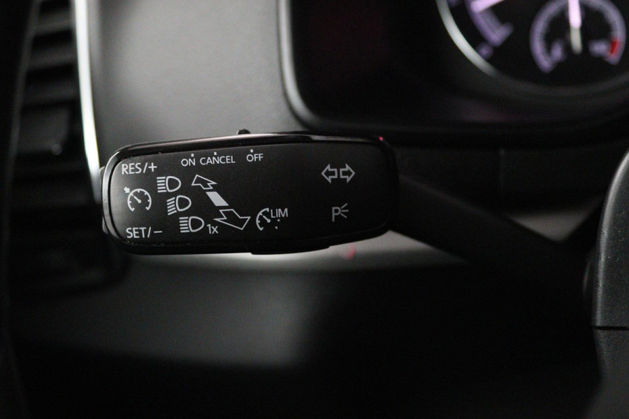 Škoda Karoq 1.5 TSI ACT Ambition Business (TREKHAAK, STOELVERWARMING, CRUISE CONTROL, PARKEERSENSOREN, NL-AUTO)