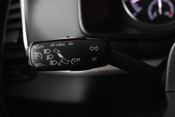 Škoda Karoq 1.5 TSI ACT Ambition Business (TREKHAAK, STOELVERWARMING, CRUISE CONTROL, PARKEERSENSOREN, NL-AUTO)