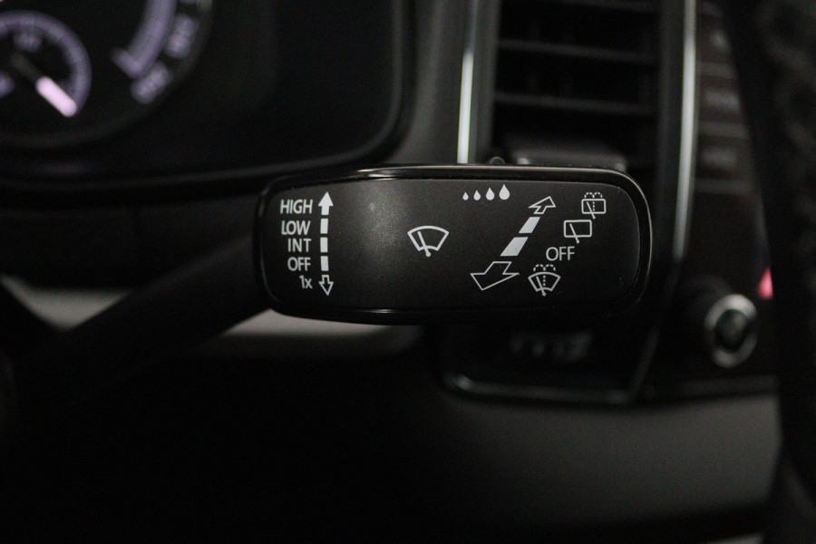 Škoda Karoq 1.5 TSI ACT Ambition Business (TREKHAAK, STOELVERWARMING, CRUISE CONTROL, PARKEERSENSOREN, NL-AUTO)