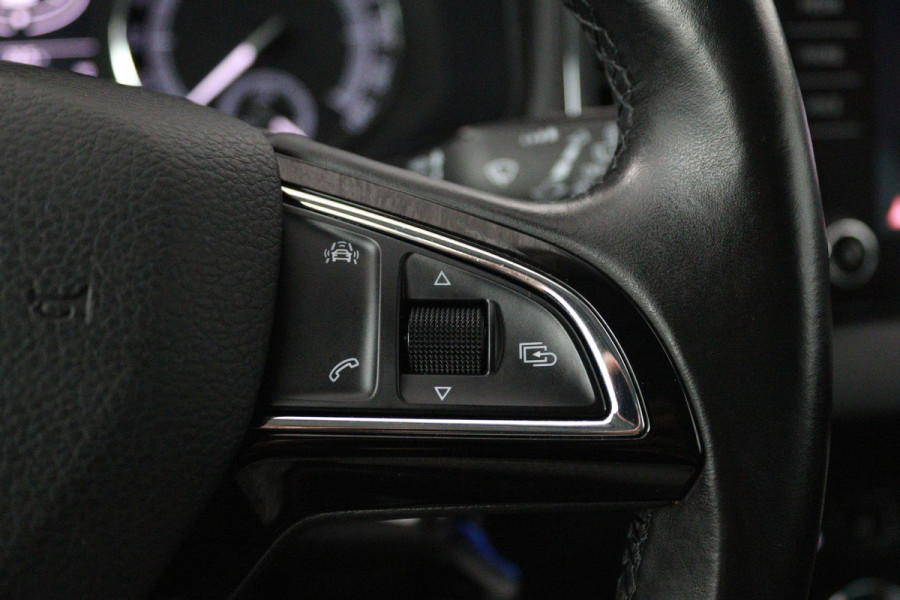 Škoda Karoq 1.5 TSI ACT Ambition Business (TREKHAAK, STOELVERWARMING, CRUISE CONTROL, PARKEERSENSOREN, NL-AUTO)