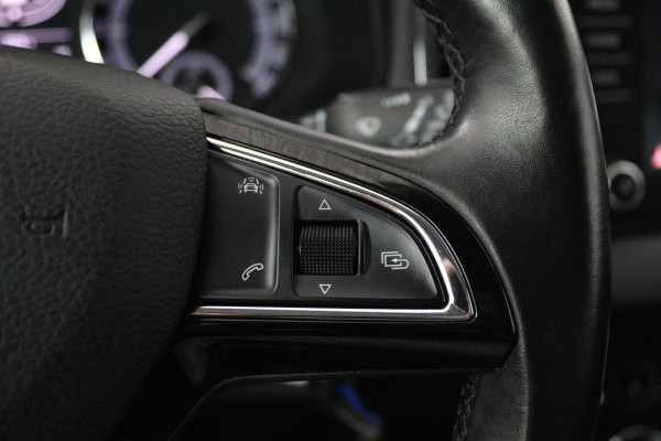 Škoda Karoq 1.5 TSI ACT Ambition Business (TREKHAAK, STOELVERWARMING, CRUISE CONTROL, PARKEERSENSOREN, NL-AUTO)
