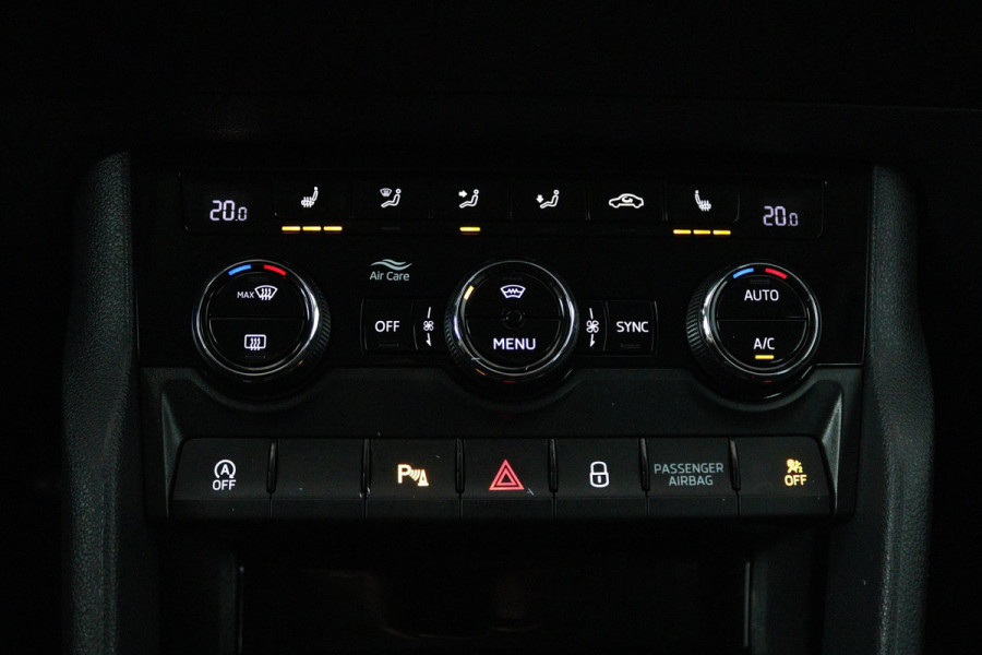 Škoda Karoq 1.5 TSI ACT Ambition Business (TREKHAAK, STOELVERWARMING, CRUISE CONTROL, PARKEERSENSOREN, NL-AUTO)