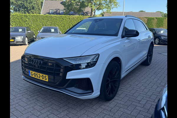 Audi Q8 55 TFSI quattro Pro Line Plus / Trekhaak / Panoramadak / 360Camera / Achterasbesturing / Softclose / 22'' / B&O / Sfeerverlichting / Dodehoek / DAB / Stoelverwarming / ACC