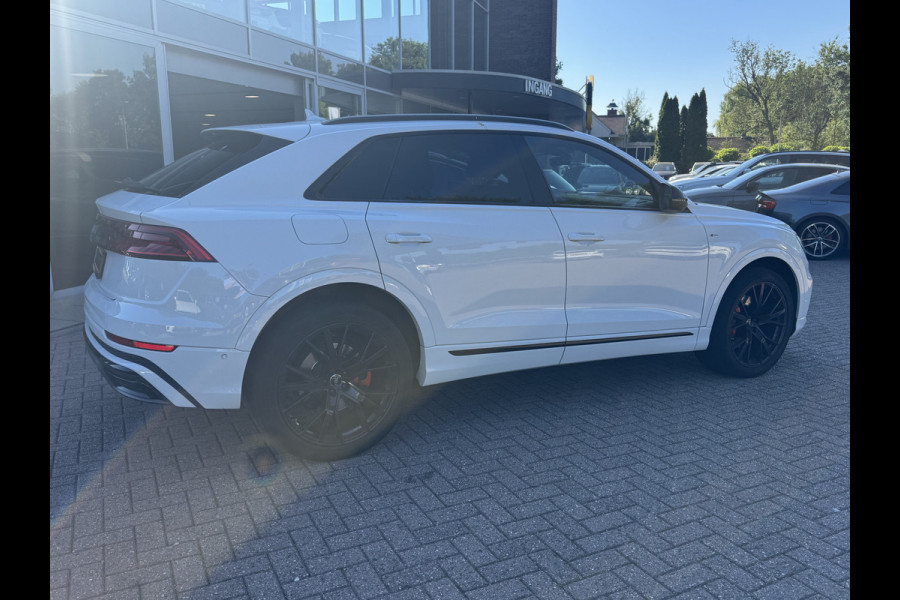 Audi Q8 55 TFSI quattro Pro Line Plus / Trekhaak / Panoramadak / 360Camera / Achterasbesturing / Softclose / 22'' / B&O / Sfeerverlichting / Dodehoek / DAB / Stoelverwarming / ACC