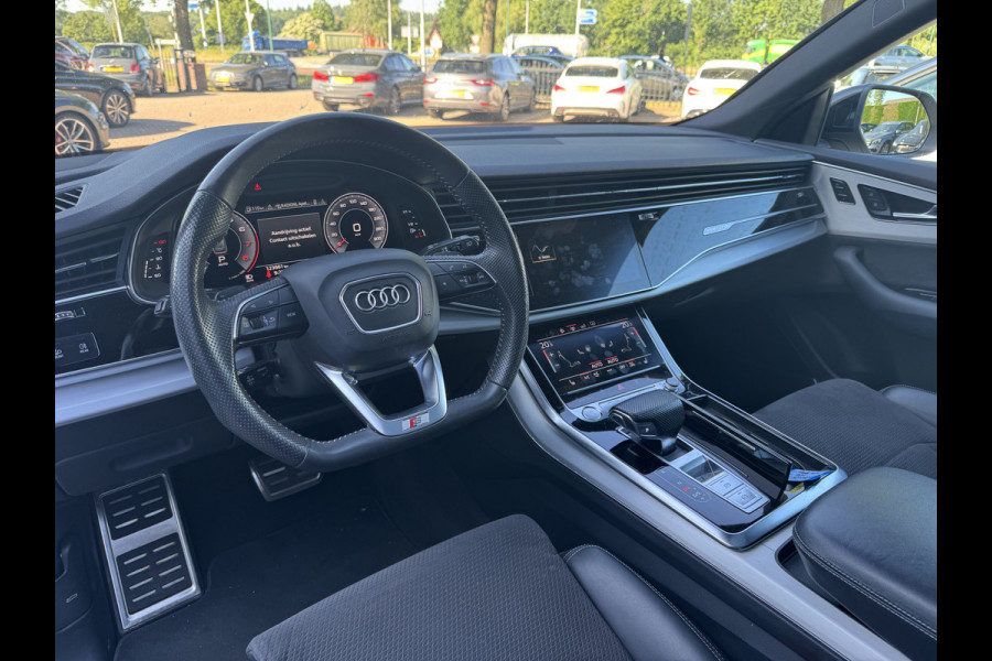 Audi Q8 55 TFSI quattro Pro Line Plus / Trekhaak / Panoramadak / 360Camera / Achterasbesturing / Softclose / 22'' / B&O / Sfeerverlichting / Dodehoek / DAB / Stoelverwarming / ACC