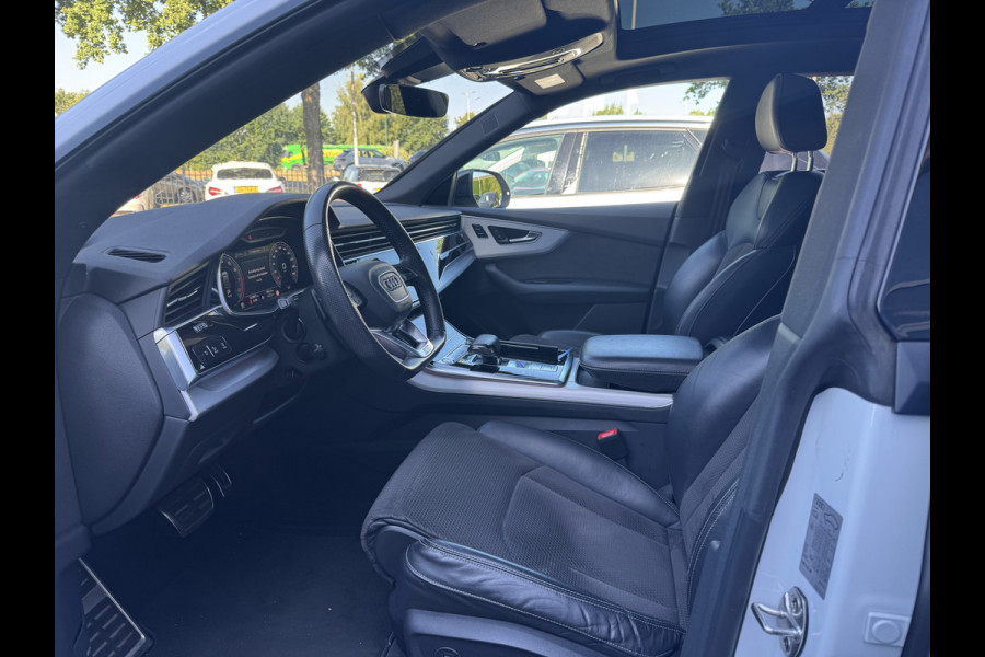 Audi Q8 55 TFSI quattro Pro Line Plus / Trekhaak / Panoramadak / 360Camera / Achterasbesturing / Softclose / 22'' / B&O / Sfeerverlichting / Dodehoek / DAB / Stoelverwarming / ACC