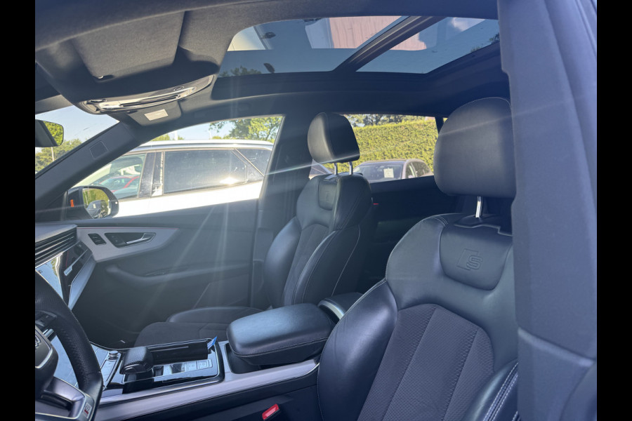 Audi Q8 55 TFSI quattro Pro Line Plus / Trekhaak / Panoramadak / 360Camera / Achterasbesturing / Softclose / 22'' / B&O / Sfeerverlichting / Dodehoek / DAB / Stoelverwarming / ACC
