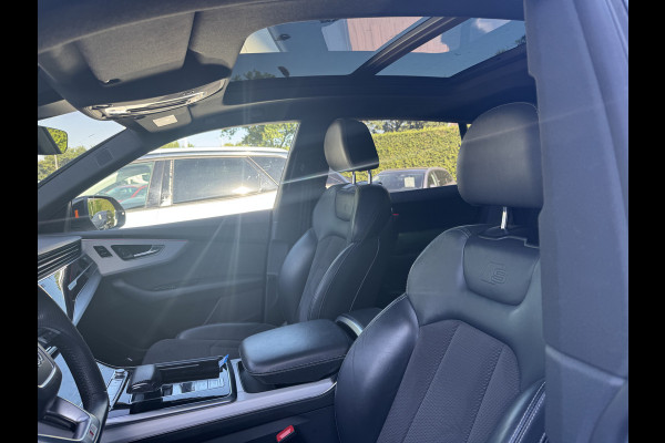 Audi Q8 55 TFSI quattro Pro Line Plus / Trekhaak / Panoramadak / 360Camera / Achterasbesturing / Softclose / 22'' / B&O / Sfeerverlichting / Dodehoek / DAB / Stoelverwarming / ACC
