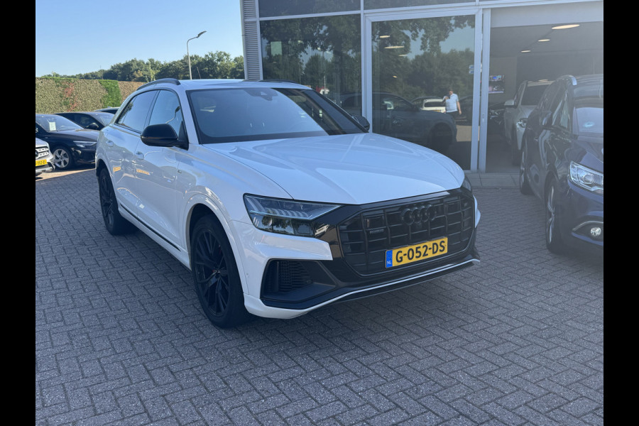 Audi Q8 55 TFSI quattro Pro Line Plus / Trekhaak / Panoramadak / 360Camera / Achterasbesturing / Softclose / 22'' / B&O / Sfeerverlichting / Dodehoek / DAB / Stoelverwarming / ACC