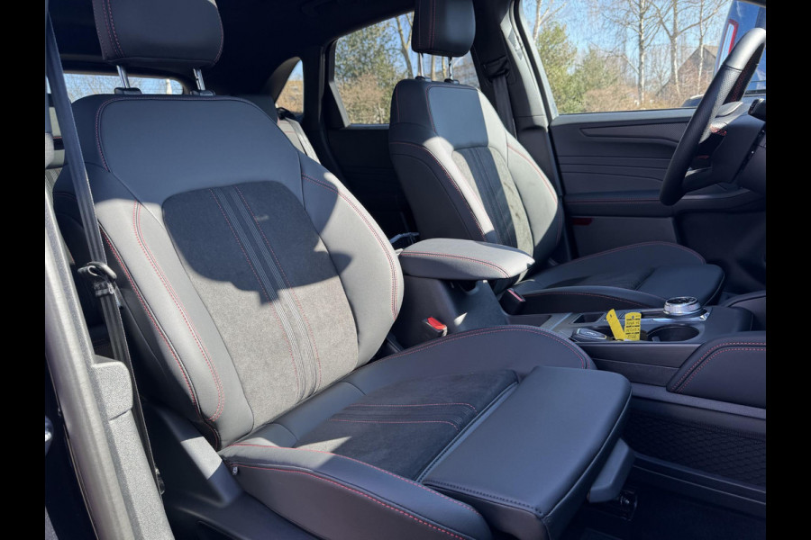 Ford Kuga 2.5 PHEV ST-Line X 243pk |  Panoramadak + Technology Pack + Winter Pack + Wegklapbare trekhaak + 19 inch lichtmetalen velgen | Agate black | 2.100 kg trekgewicht