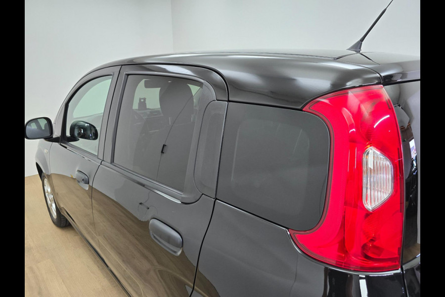 Fiat Panda Occasion 1.2 Popstar in zwart | Sportieve look | Trekhaak | Tweedehands Fiat Panda | Veel ruimte in de auto | Airco