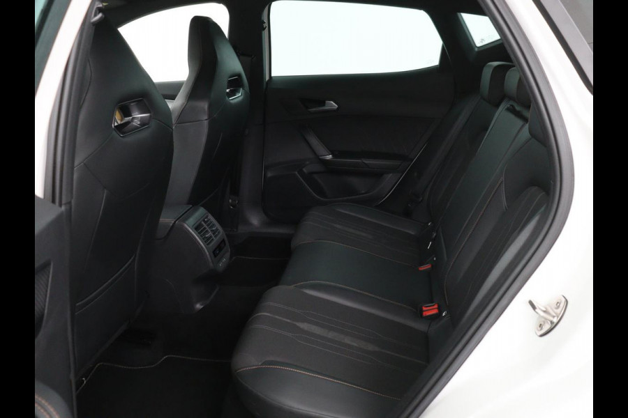 CUPRA Formentor 1.4 e-Hybrid VZ | 245pk | Stoel & stuurverwarming | Trekhaak | 360 camera | Carplay | Adaptive cruise | Navigatie | Sfeerverlichting | Full LED | Keyless | PHEV