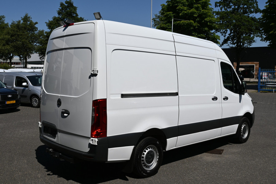 Mercedes-Benz Sprinter 317 CDI L2H2 2800 kg trekhaak, MBUX navigatie met camera, Geveerde stoelen