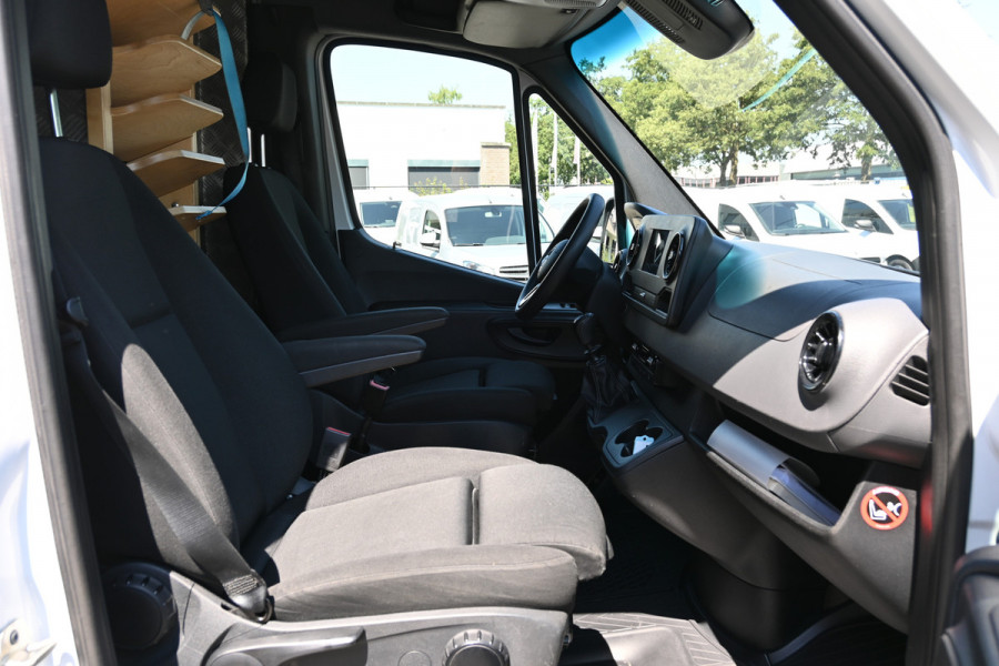 Mercedes-Benz Sprinter 317 CDI L2H2 2800 kg trekhaak, MBUX navigatie met camera, Geveerde stoelen