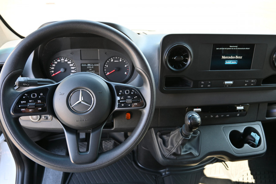 Mercedes-Benz Sprinter 317 CDI L2H2 2800 kg trekhaak, MBUX navigatie met camera, Geveerde stoelen