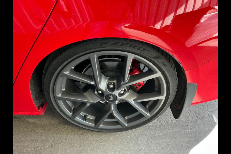 Ford FOCUS Wagon 2.3 EcoBoost ST-X Automaat 280pk! | Panoramadak | Afneembare trekhaak | Winter Pack | Standkachel | AGR-stoelen | Bang&Olufsen | Elektrische achterklep | Head up Display | Matrix LED