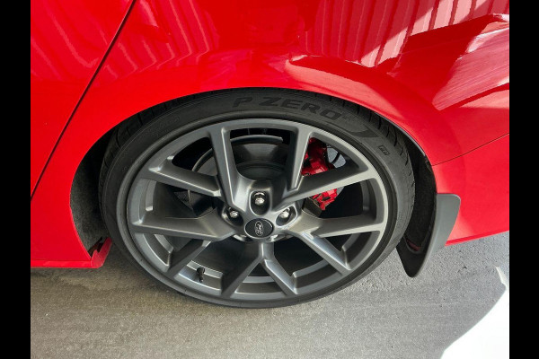 Ford FOCUS Wagon 2.3 EcoBoost ST-X Automaat 280pk! | Panoramadak | Afneembare trekhaak | Winter Pack | Standkachel | AGR-stoelen | Bang&Olufsen | Elektrische achterklep | Head up Display | Matrix LED