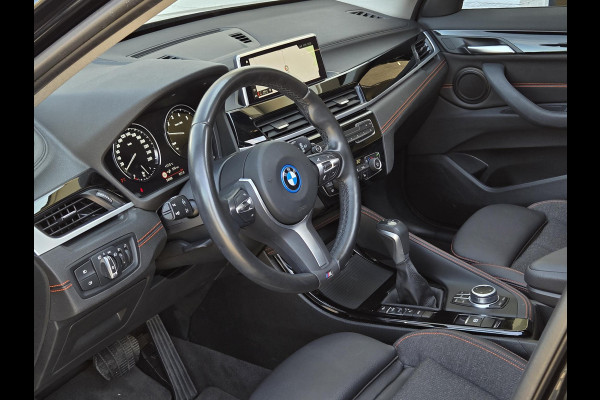 BMW X1 xDrive25e eDrive Sport Line | PANORAMA | SPORTSTOELEN | ELEKTR. ACHTERKLEP | CAMERA |