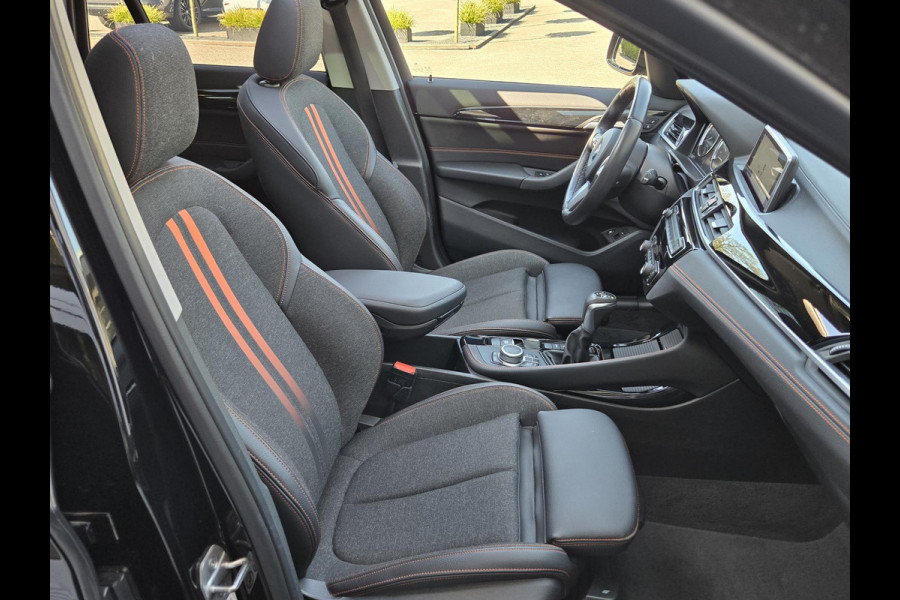 BMW X1 xDrive25e eDrive Sport Line | PANORAMA | SPORTSTOELEN | ELEKTR. ACHTERKLEP | CAMERA |