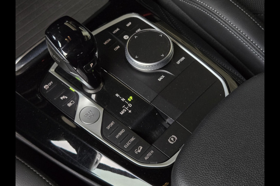 BMW X3 xDrive30e M SPORT | PANORAMADAK | APPLE CARPLAY | SPORTSTOELEN | 20 INCH LM VELGEN |