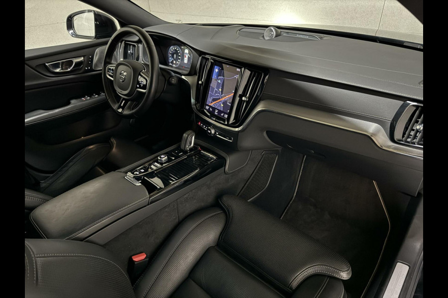 Volvo V60 2.0 T8 Recharge AWD R-Design B&W 360° Pano HUD Trekh. NAP