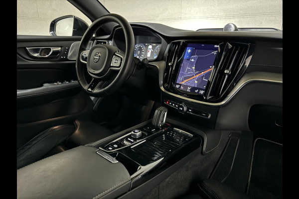 Volvo V60 2.0 T8 Recharge AWD R-Design B&W 360° Pano HUD Trekh. NAP