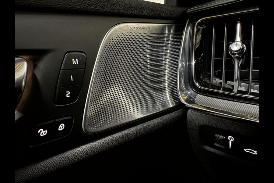 Volvo V60 2.0 T8 Recharge AWD R-Design B&W 360° Pano HUD Trekh. NAP