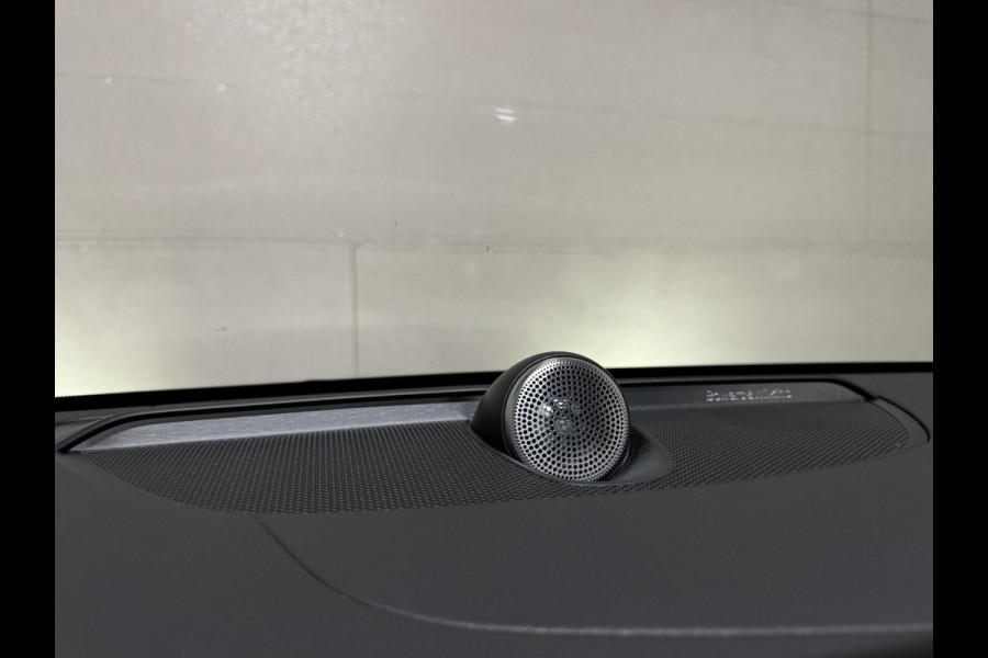 Volvo V60 2.0 T8 Recharge AWD R-Design B&W 360° Pano HUD Trekh. NAP