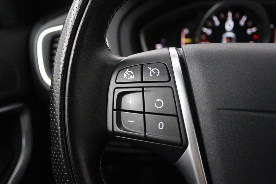 Volvo V40 1.5 T3 Polar+ Sport (PANORAMADAK, CAMERA, NAVIGATIE, STOELVERWARMING, PARKEERSENSOREN, CRUISE CONTROL, NL-AUTO)