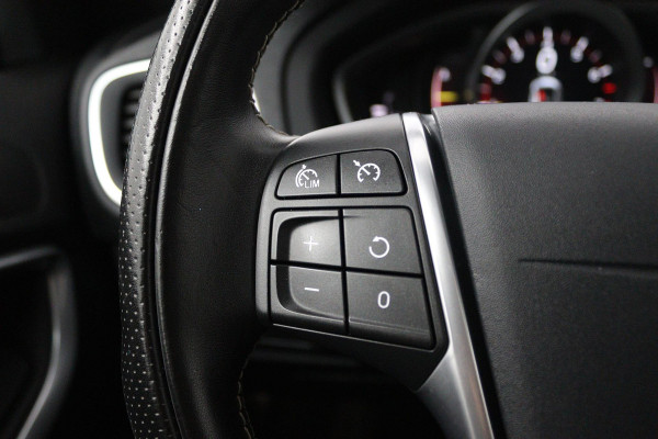 Volvo V40 1.5 T3 Polar+ Sport (PANORAMADAK, CAMERA, NAVIGATIE, STOELVERWARMING, PARKEERSENSOREN, CRUISE CONTROL, NL-AUTO)