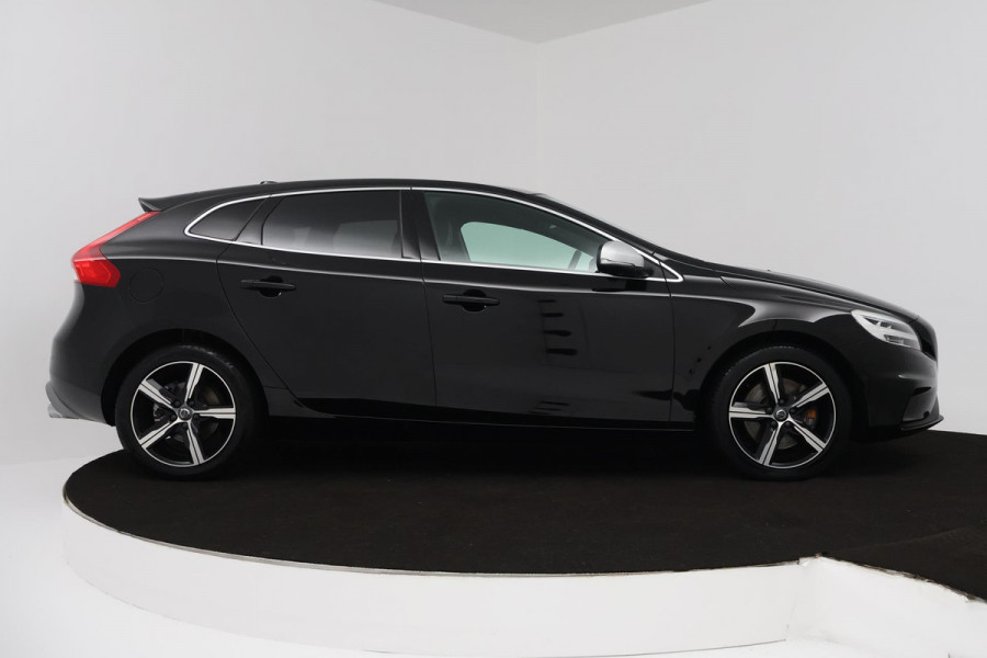 Volvo V40 1.5 T3 Polar+ Sport (PANORAMADAK, CAMERA, NAVIGATIE, STOELVERWARMING, PARKEERSENSOREN, CRUISE CONTROL, NL-AUTO)