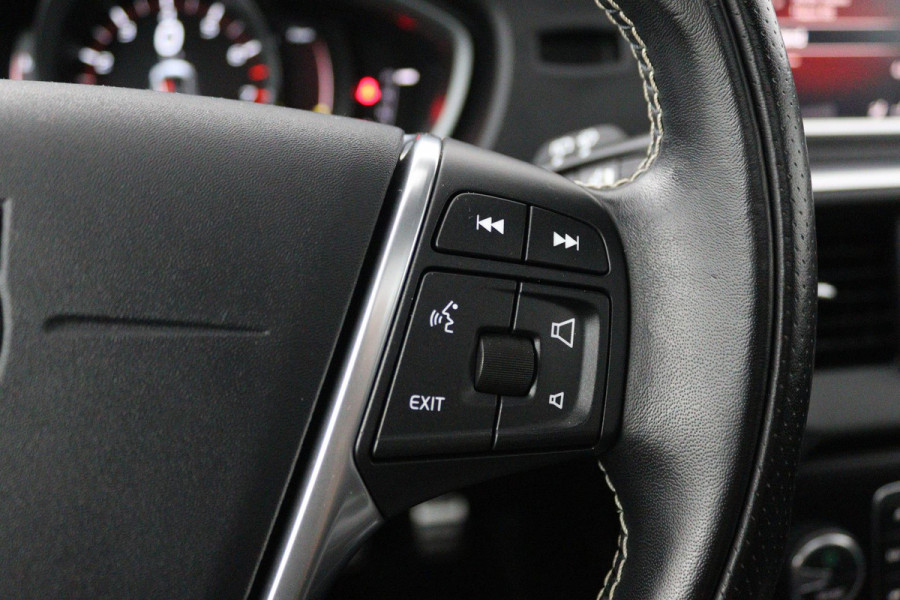 Volvo V40 1.5 T3 Polar+ Sport (PANORAMADAK, CAMERA, NAVIGATIE, STOELVERWARMING, PARKEERSENSOREN, CRUISE CONTROL, NL-AUTO)