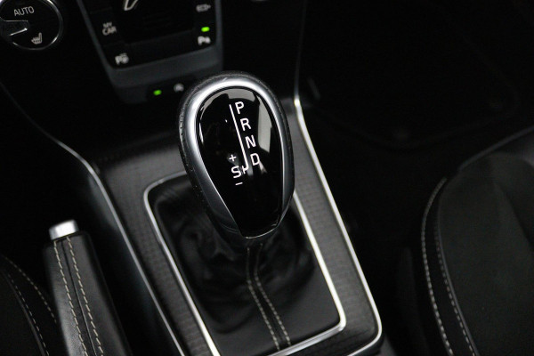 Volvo V40 1.5 T3 Polar+ Sport (PANORAMADAK, CAMERA, NAVIGATIE, STOELVERWARMING, PARKEERSENSOREN, CRUISE CONTROL, NL-AUTO)