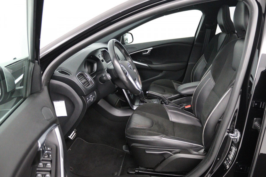 Volvo V40 1.5 T3 Polar+ Sport (PANORAMADAK, CAMERA, NAVIGATIE, STOELVERWARMING, PARKEERSENSOREN, CRUISE CONTROL, NL-AUTO)