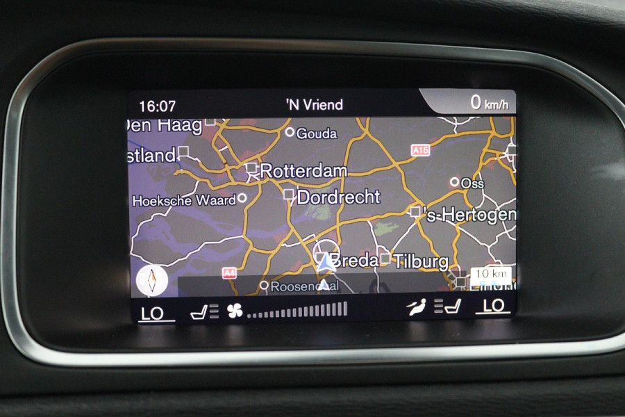 Volvo V40 1.5 T3 Polar+ Sport (PANORAMADAK, CAMERA, NAVIGATIE, STOELVERWARMING, PARKEERSENSOREN, CRUISE CONTROL, NL-AUTO)