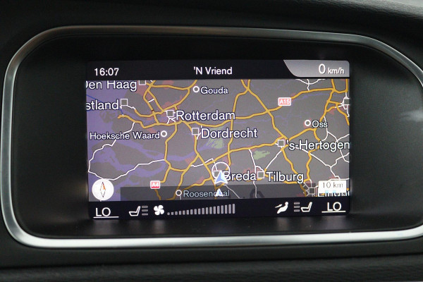 Volvo V40 1.5 T3 Polar+ Sport (PANORAMADAK, CAMERA, NAVIGATIE, STOELVERWARMING, PARKEERSENSOREN, CRUISE CONTROL, NL-AUTO)