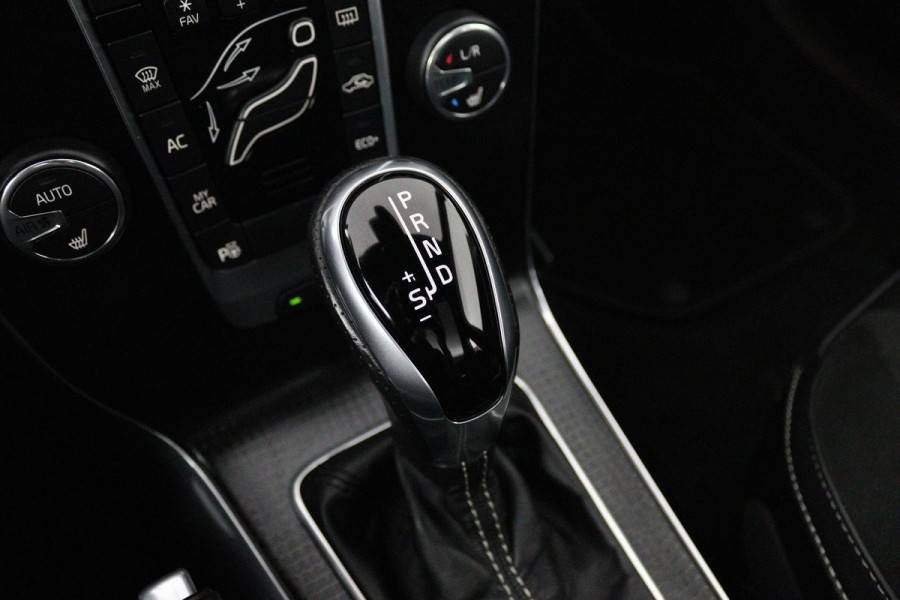 Volvo V40 1.5 T3 Polar+ Sport (PANORAMADAK, CAMERA, NAVIGATIE, STOELVERWARMING, PARKEERSENSOREN, CRUISE CONTROL, NL-AUTO)