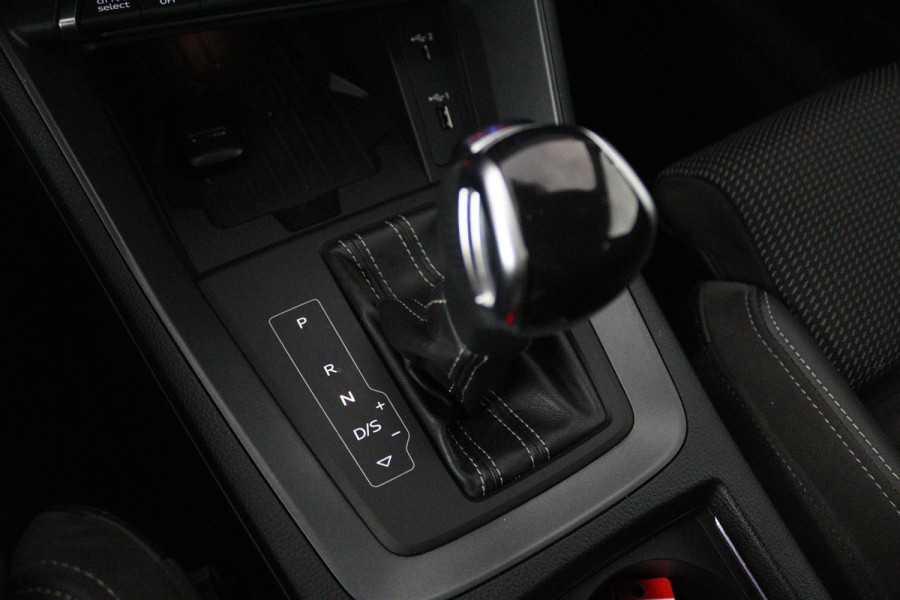 Audi Q3 35 TFSI S Line Pro Line S (STOELVERWARMING, LANE-ASSIST, CRUISE, NAVIGATIE, ELEKTR STOELEN, PARKEERSENSOREN, NL-AUTO)