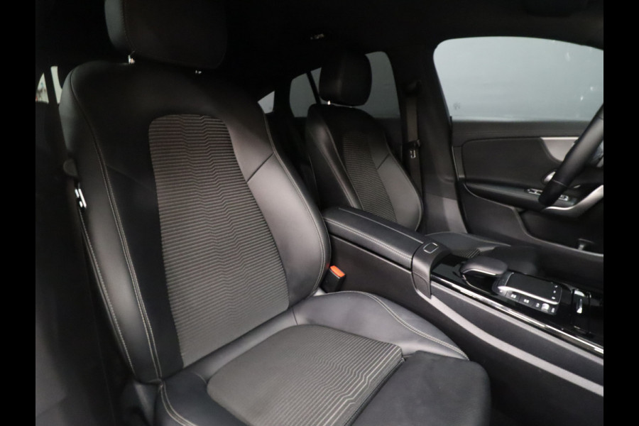 Mercedes-Benz CLA-Klasse Shooting Brake 180 Luxury Line [SFEERVERLICHTING, CAMERA, WIDESCREEN, LED, STOELVERWARMING, PDC, HALF LEDER, CRUISE CONTROL, NIEUWSTAAT]