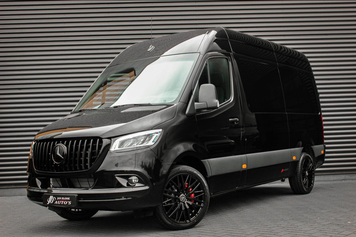 Mercedes-Benz Sprinter 317 CDI L2H2 RWD 170PK FULL BLACK JB-EDITION / 3500KG / NEW / DIRECT RIJDEN / NAVIGATIE / PDC / FULL / LED Mercedes-Benz Sprinter 317 CDI L2H2 RWD 170PK FULL BLACK JB-EDITION / 3500KG / NEW / DIRECT RIJDEN / NAVIGATIE / PDC / FULL / LED