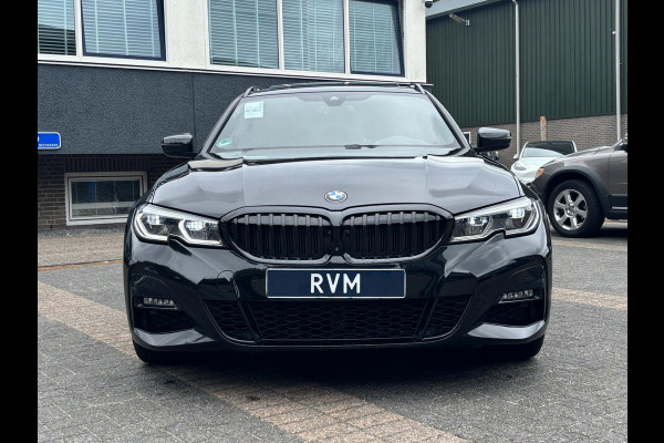 BMW 3 Serie Touring 330e M SPORT | LASER LED | 360 CAMERA | ELECTR STOELEN | LEDER | HEAD UP | PANORAMADAK| DODE HOEK | STUURWIEL EN STOEL VERW. | TREKHAAK | DEALER ONDERHOUDEN