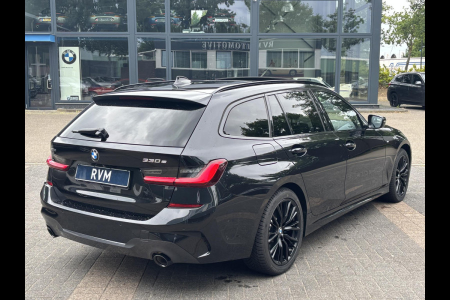 BMW 3 Serie Touring 330e M SPORT | LASER LED | 360 CAMERA | ELECTR STOELEN | LEDER | HEAD UP | PANORAMADAK| DODE HOEK | STUURWIEL EN STOEL VERW. | TREKHAAK | DEALER ONDERHOUDEN