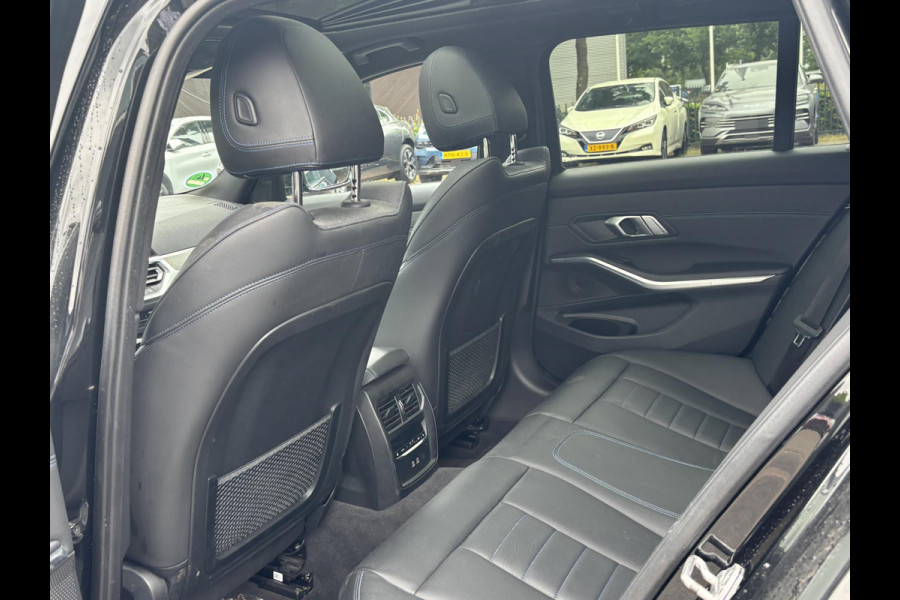 BMW 3 Serie Touring 330e M SPORT | LASER LED | 360 CAMERA | ELECTR STOELEN | LEDER | HEAD UP | PANORAMADAK| DODE HOEK | STUURWIEL EN STOEL VERW. | TREKHAAK | DEALER ONDERHOUDEN