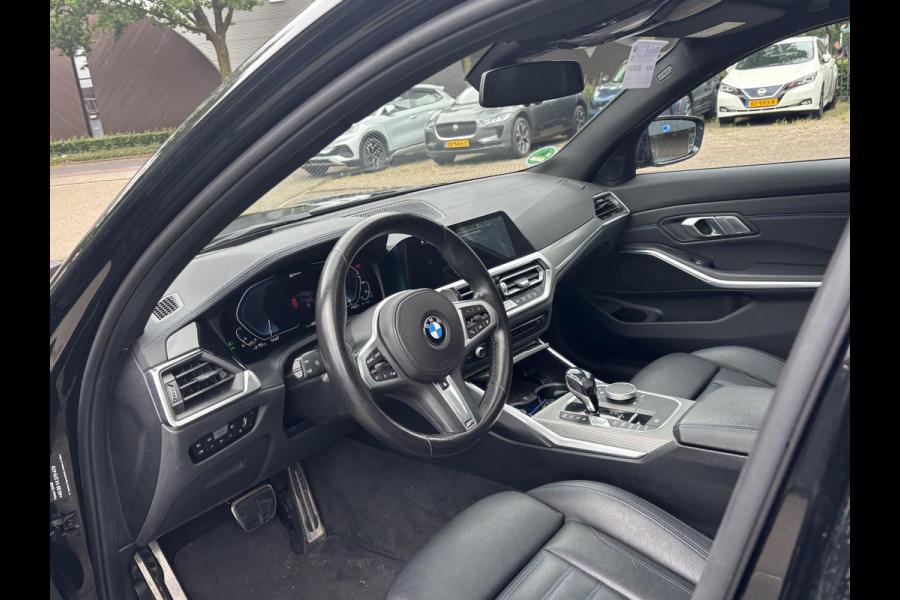 BMW 3 Serie Touring 330e M SPORT | LASER LED | 360 CAMERA | ELECTR STOELEN | LEDER | HEAD UP | PANORAMADAK| DODE HOEK | STUURWIEL EN STOEL VERW. | TREKHAAK | DEALER ONDERHOUDEN