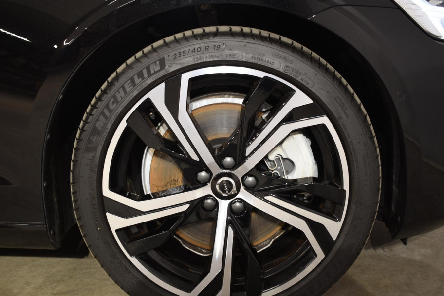 Volvo V60 T6 350PK Automaat Plug-in hybrid AWD Ultra Dark / Adaptieve Cruisecontrol / Panoramadak / Stoelverwarming v+a / Stuurverwarming / 360 Camera / Elektrische Stoelen / Head-up Display / 19"