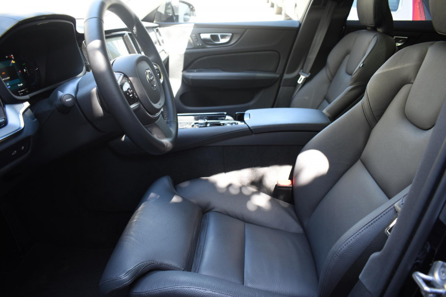 Volvo V60 T6 350PK Automaat Plug-in hybrid AWD Ultra Dark / Adaptieve Cruisecontrol / Panoramadak / Stoelverwarming v+a / Stuurverwarming / 360 Camera / Elektrische Stoelen / Head-up Display / 19"