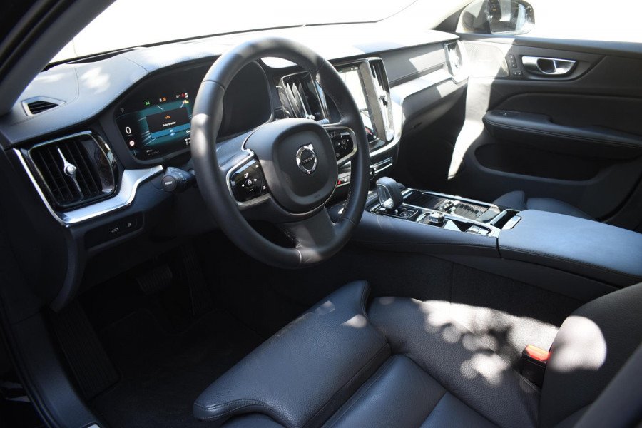 Volvo V60 T6 350PK Automaat Plug-in hybrid AWD Ultra Dark / Adaptieve Cruisecontrol / Panoramadak / Stoelverwarming v+a / Stuurverwarming / 360 Camera / Elektrische Stoelen / Head-up Display / 19"