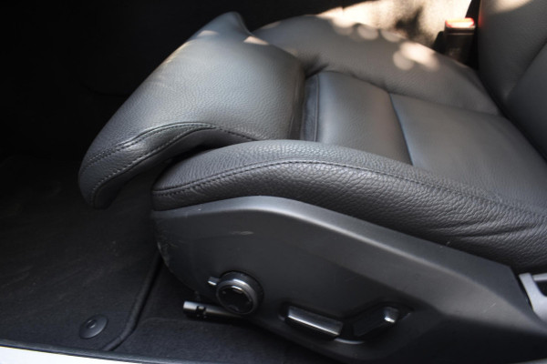 Volvo V60 T6 350PK Automaat Plug-in hybrid AWD Ultra Dark / Adaptieve Cruisecontrol / Panoramadak / Stoelverwarming v+a / Stuurverwarming / 360 Camera / Elektrische Stoelen / Head-up Display / 19"