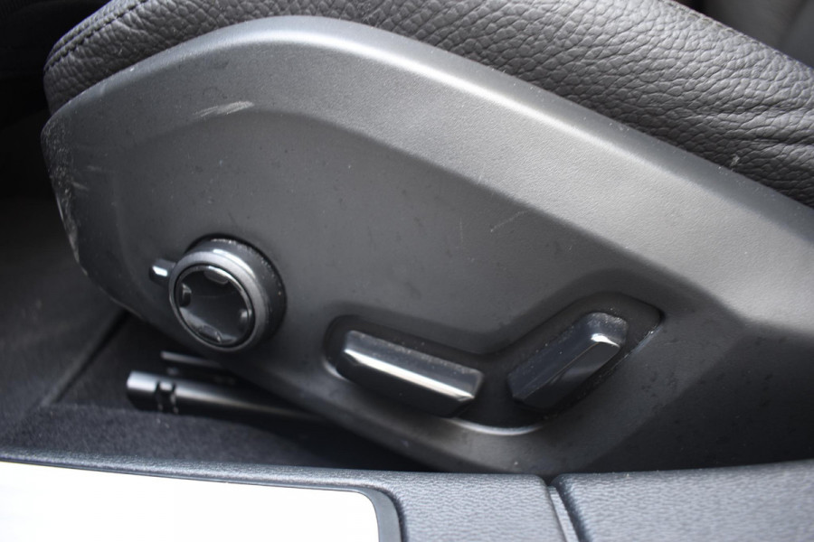 Volvo V60 T6 350PK Automaat Plug-in hybrid AWD Ultra Dark / Adaptieve Cruisecontrol / Panoramadak / Stoelverwarming v+a / Stuurverwarming / 360 Camera / Elektrische Stoelen / Head-up Display / 19"